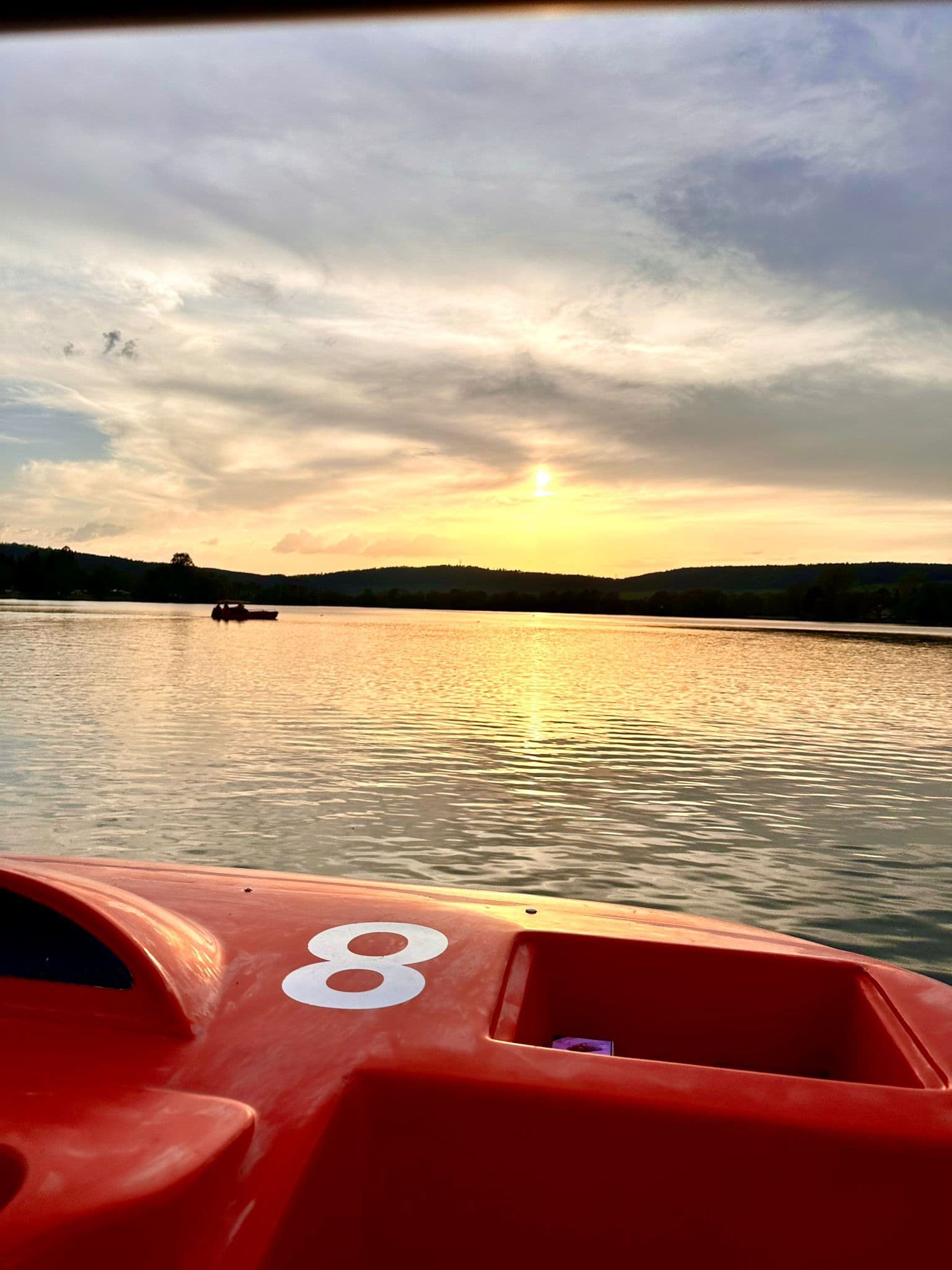 Tretboot im Sonnenuntergang am Stausee